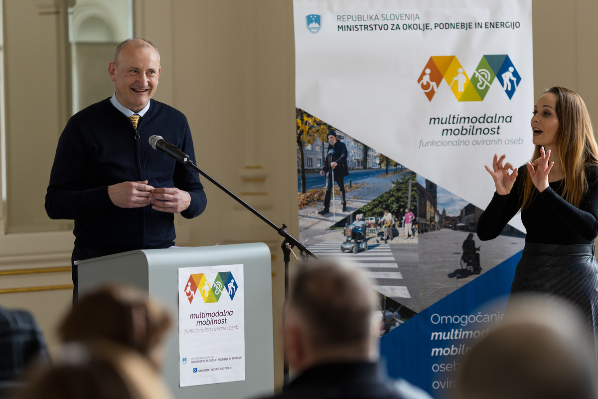 Vodja projekta na Geodetskem inštitutu mag. Roman Rener [: Matej Pušnik]